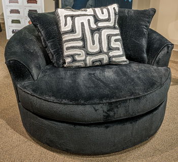 Ashford Heights - Oversized Swivel Accent Chair - Onyx
